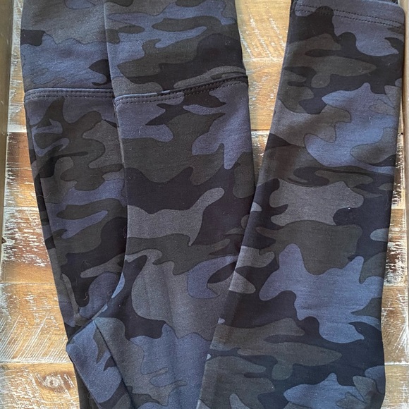 Rachel Zoe High Waisted Ponte Leggings Medium Camouflage Black & Grey New - Picture 2 of 5